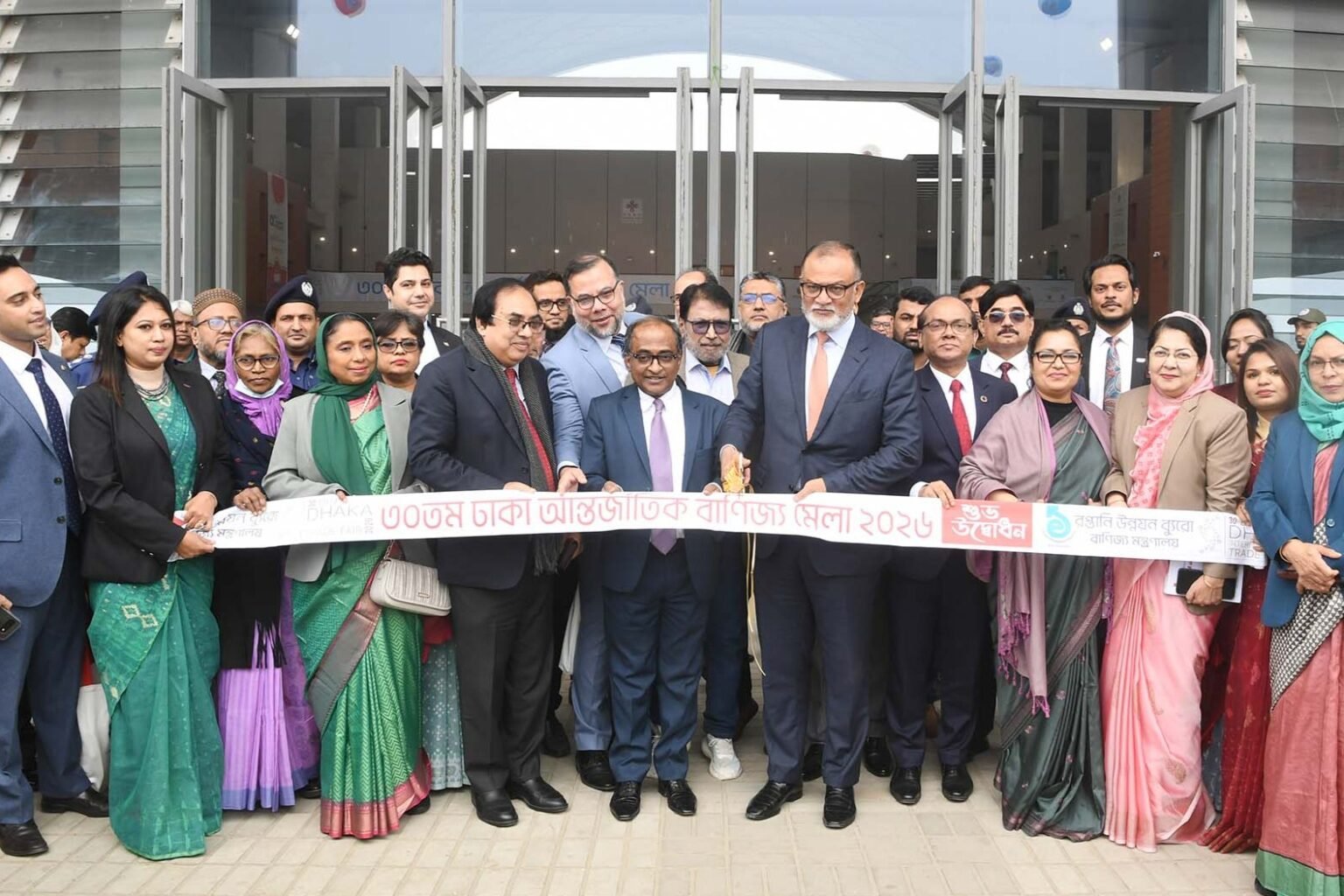 ৩ জানুয়ারি ২০২৫: নারায়ণগঞ্জ জেলার রূপগঞ্জে পূর্বাচলের স্থায়ী ভেন্যু বাংলাদেশ-চায়না ফ্রেন্ডশিপ এক্সিবিশন সেন্টারে ঢাকা আন্তর্জাতিক বাণিজ্য মেলার ৩০তম আয়োজন উদ্বোধন করছেন বাণিজ্য উপদেষ্টা শেখ বশিরউদ্দীন। ছবি: পিআইডি