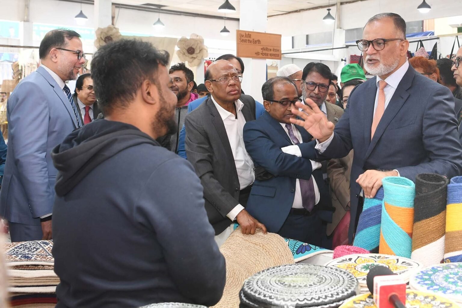 ৩ জানুয়ারি ২০২৫: নারায়ণগঞ্জ জেলার রূপগঞ্জে পূর্বাচলের স্থায়ী ভেন্যু বাংলাদেশ-চায়না ফ্রেন্ডশিপ এক্সিবিশন সেন্টারে ঢাকা আন্তর্জাতিক বাণিজ্য মেলার উদ্বোধনের পর পরিদর্শন বিভিন্ন স্টল পরিদর্শন করছেন বাণিজ্য উপদেষ্টা শেখ বশিরউদ্দীন। ছবি: পিআইডি